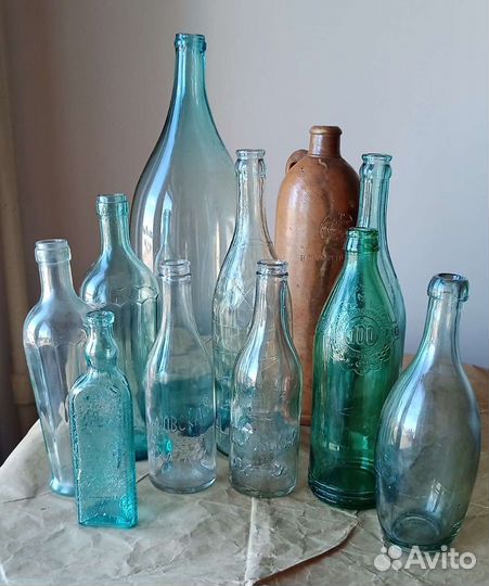 Бутылка с надписью и четверть