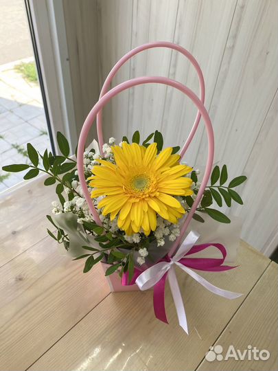 Композиция из цветов на 1 сентября