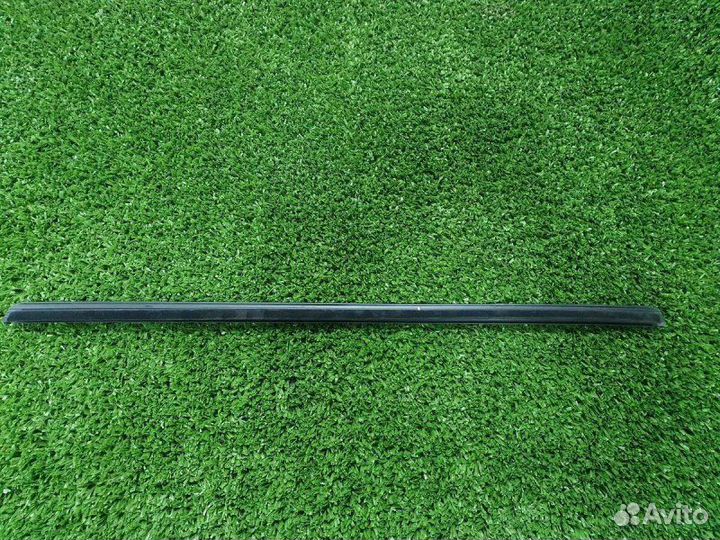 Уплотнитель стекла передний правый Лада Ларгус 1