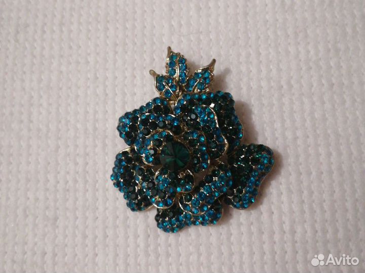 Брошь Королевская роза с позолотой под изумруд