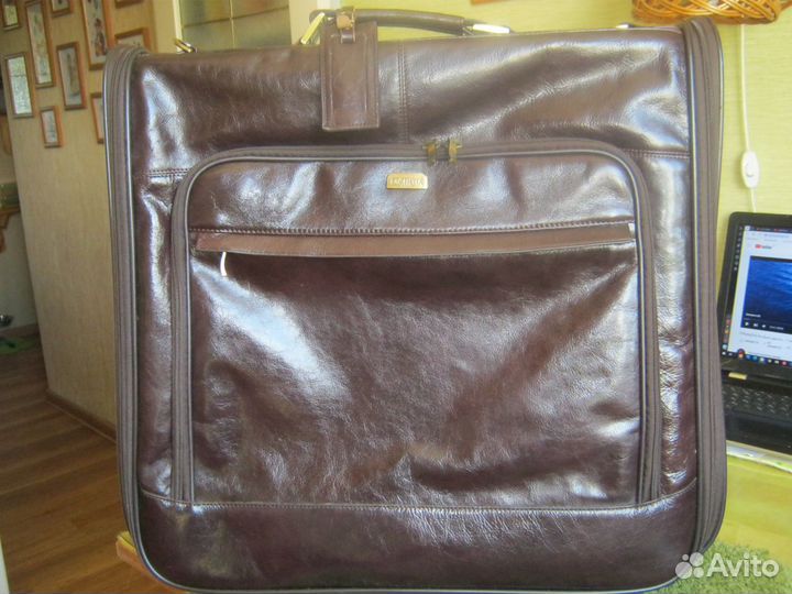 Кожаный чемодан на колесах