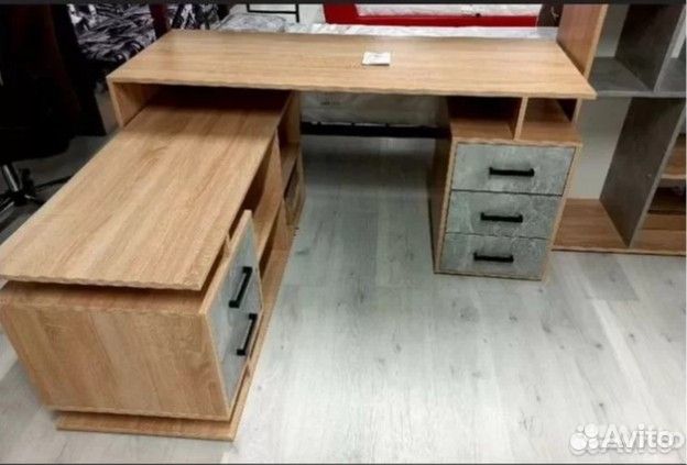 Письменный стол со стеллажом 