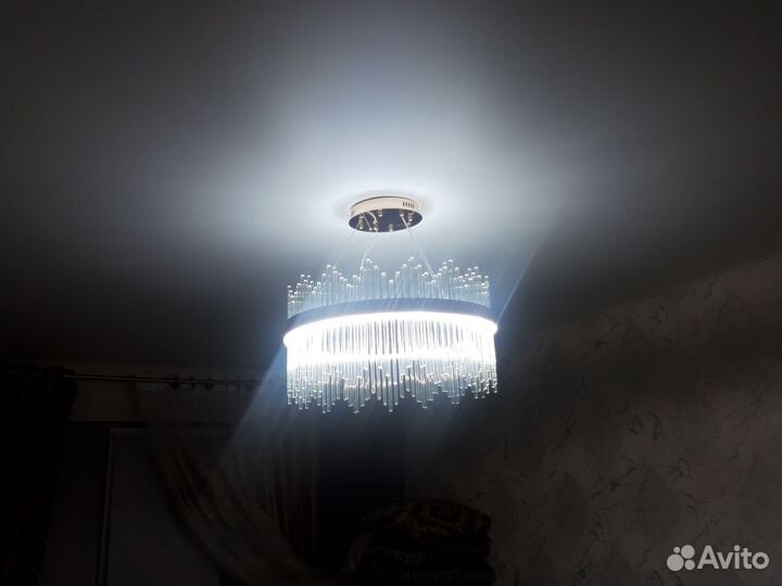 Продаём люстру новую