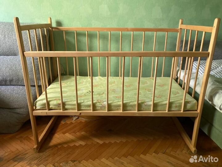 Детская кроватка с маятником