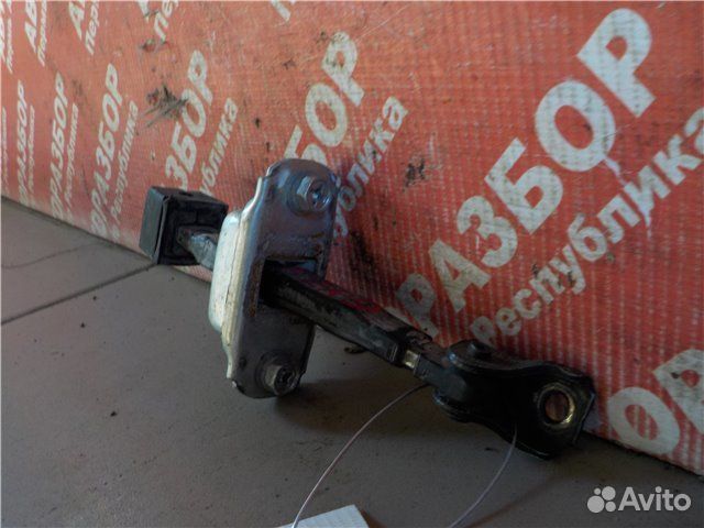Ограничитель хода двери передний левый Mitsubishi