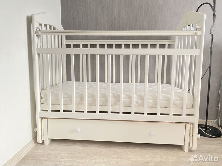 Детская кроватка с маятником