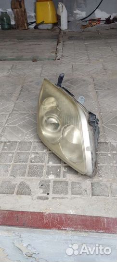Фары на toyota avensis 2