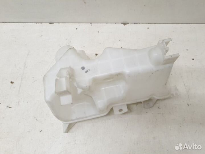 Бачок омывателя Toyota Hilux 8 2015