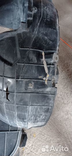 Nissan tiida подкрылок левый передний