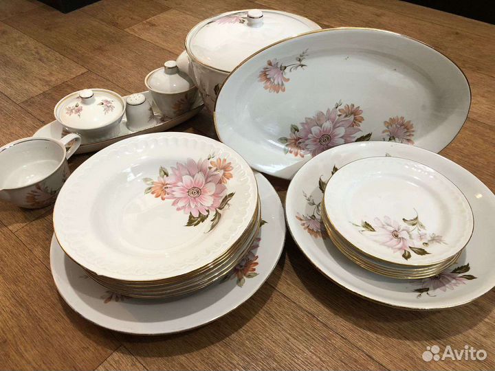 Фарфоровый столовый сервиз