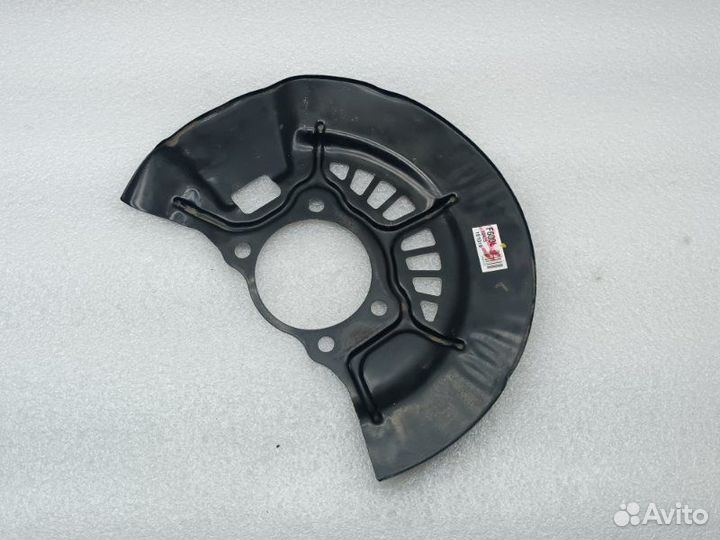 Пыльник тормозного диска передний левый Toyota