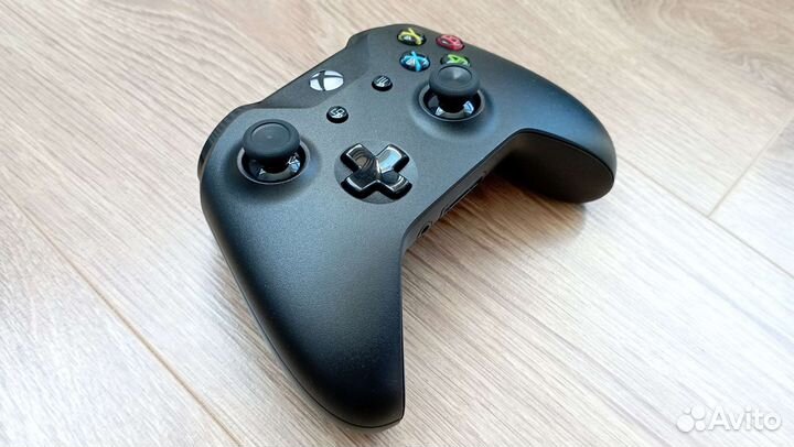 Оригинальный геймпад Xbox One S отличное состояние