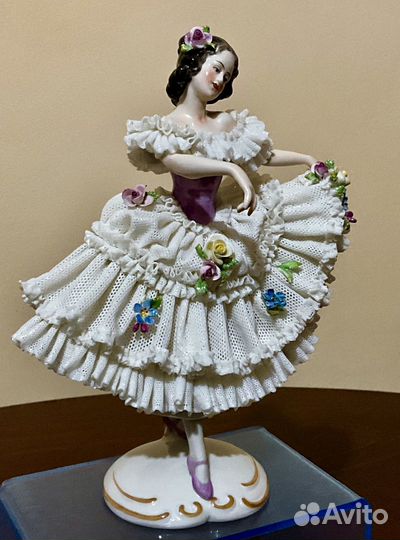Дама в пышном платье. Volkstedt Кружевной фарфор