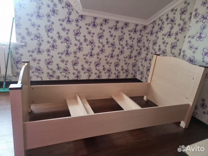 Кровать и шкаф