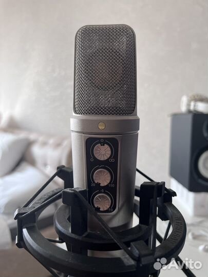 Студийный микрофон