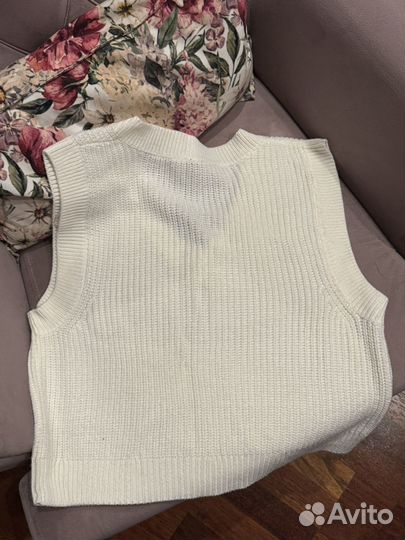 Укороченная вязанная женская жилетка