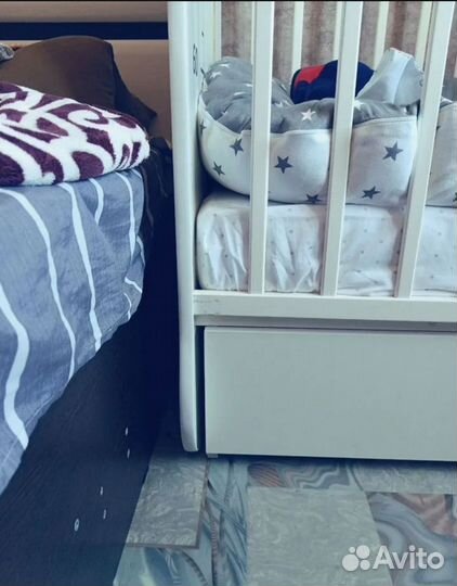 Детская кроватка с маятником и ящиком