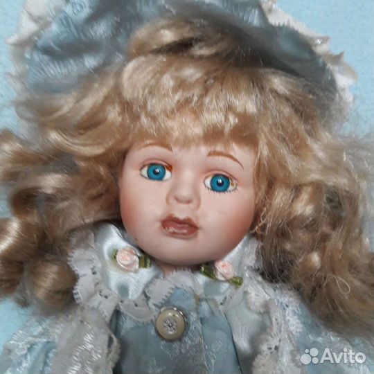 Кукла фарфоровая