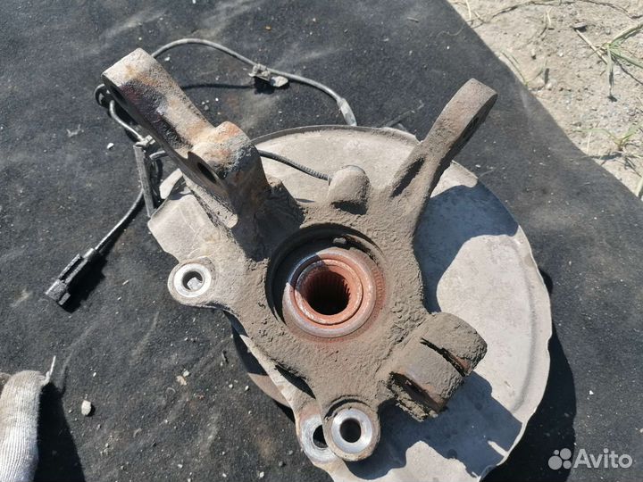 Поворотный кулак правый Mitsubishi Lancer X