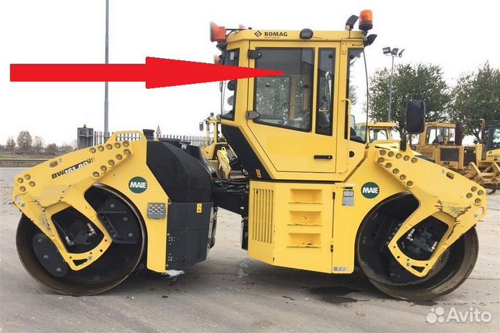 Bomag BW 161AD-4 Стекло дверное правое верхнее