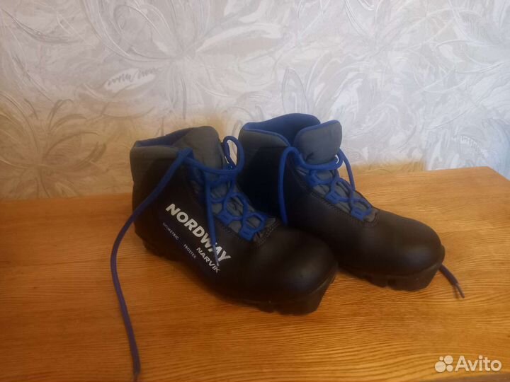 Лыжные ботинки и лыжи