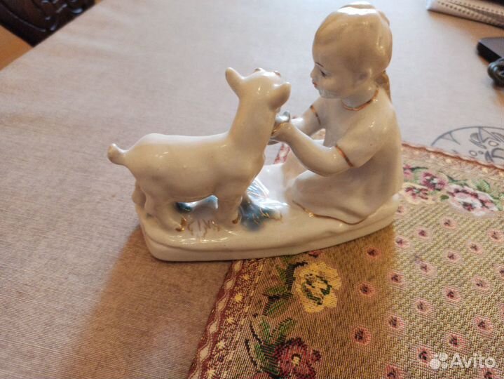 Фарфоровая статуэтка Алёнушка,гжель