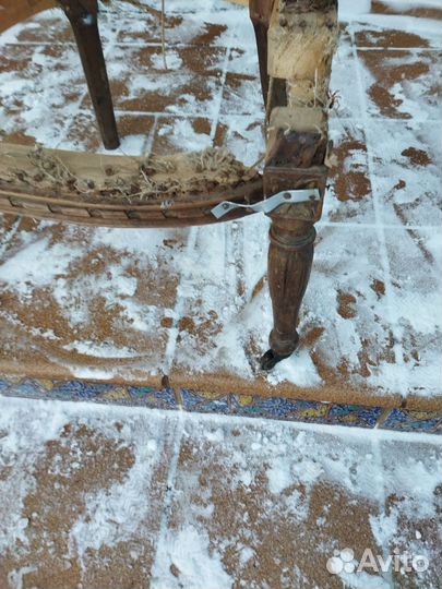 Антикварное кресло