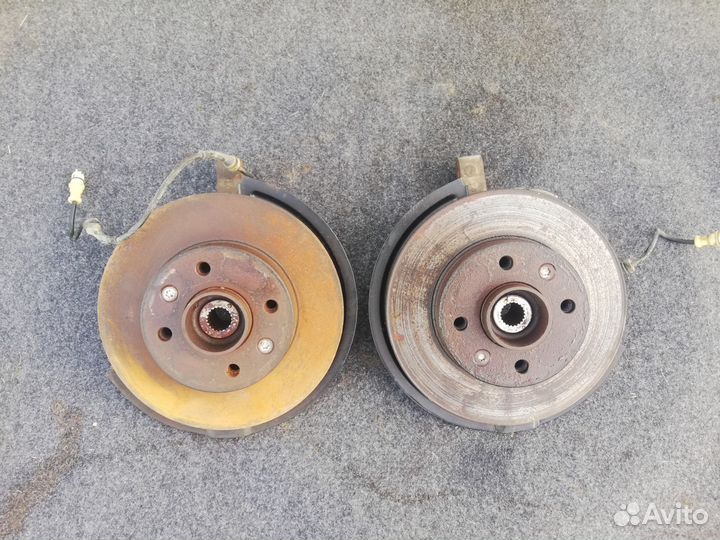 Кулак поворотный передний Рено Симбол 1.4л АКПП