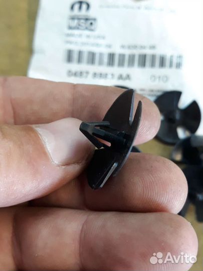 Клипса пистон Крайслер USA Chrysler 04878 883AA