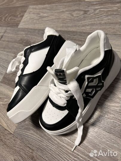 Кроссовки женские