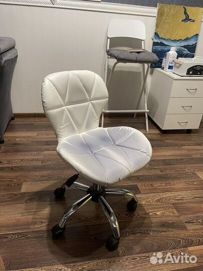 Стул ракушка белый на колесиках