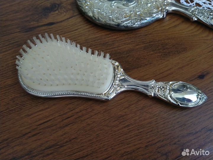 Туалетный набор. Ручное зеркало, щетка, расческа