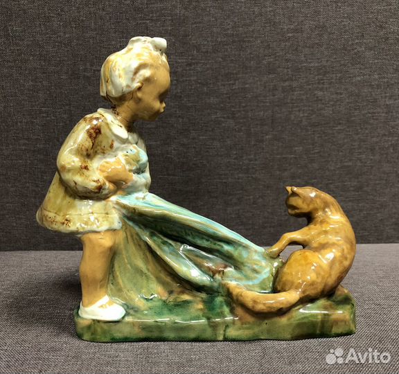 Статуэтка Девочка с котом Гжель