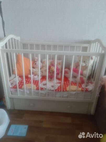 Детская кроватка-маятник