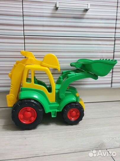 Трактор большой