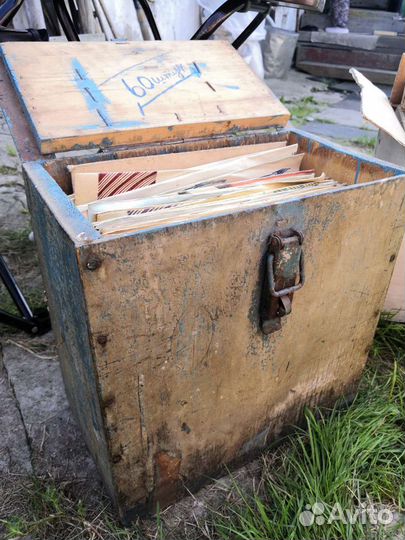 Виниловые пластинки и ящик