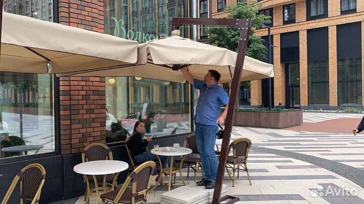 Большой летний зонт для кафе и ресторана
