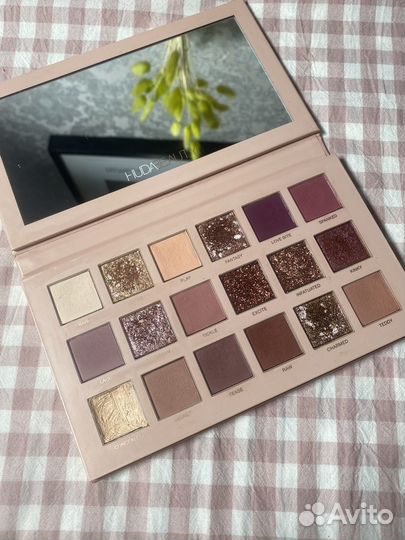 Палетка теней Huda Beauty The New Nude