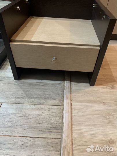 Две прикроватные тумбы