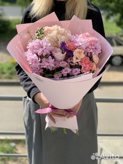 Букет из живых цветов, из роз для близких лилий