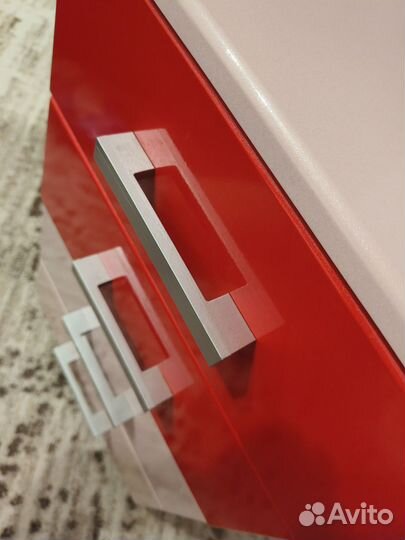 Тумба на колесиках с ящиками