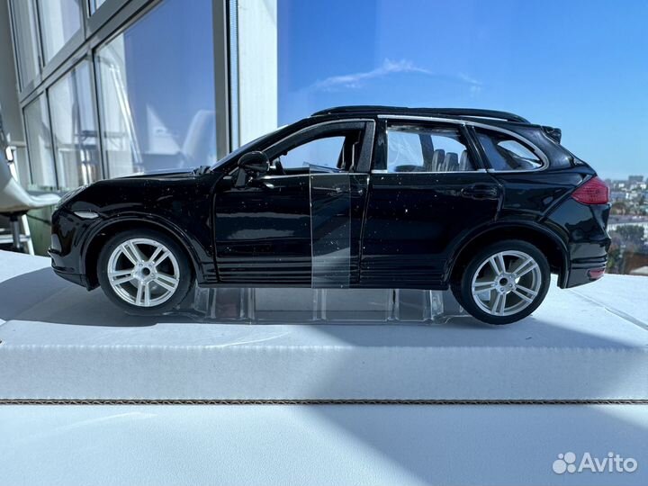 Машинка коллекционная Porsche Cayenne Turbo