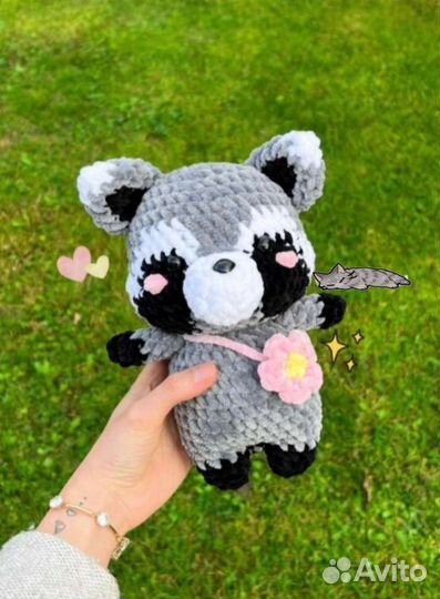 Вязаный плюшевый енот