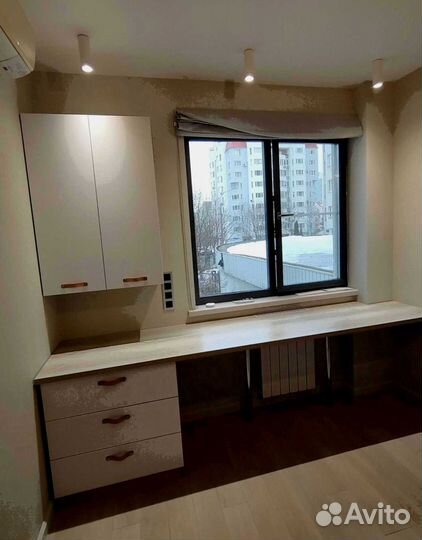 Рабочая зона в углу у окна