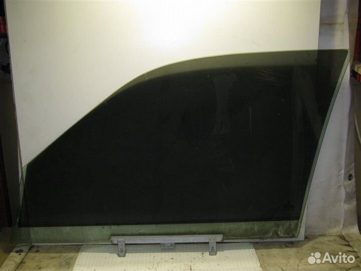 Стекло двери передней правой Volkswagen Passat