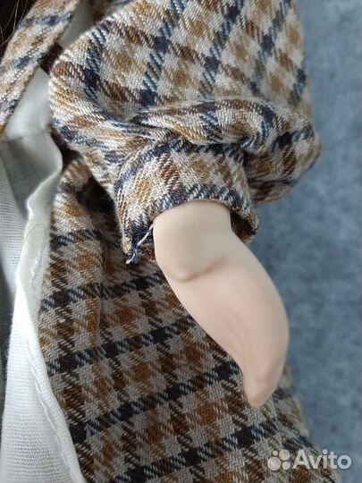 Кукла фарфоровая