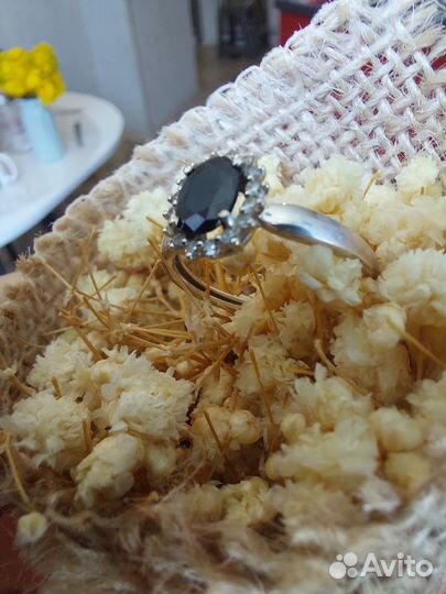 Золотое кольцо с бриллиантами и сапфиром