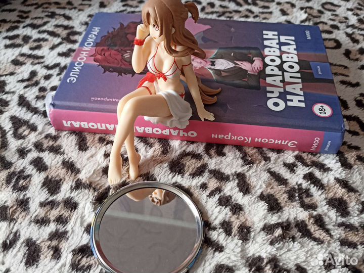 Фигурка и зеркальце аниме