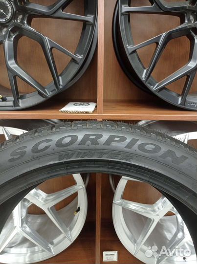 Pirelli Scorpion Winter 275/40 R22 и 315/35 R22 111V