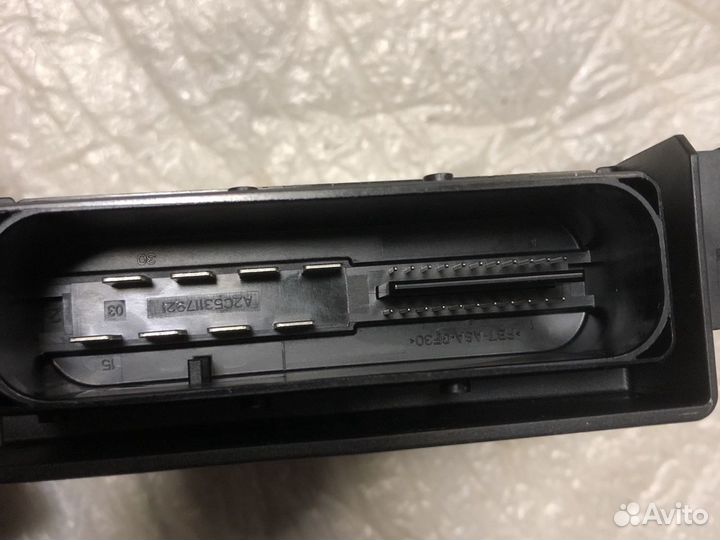 Блок управления парковочным тормозом VW Passat B7